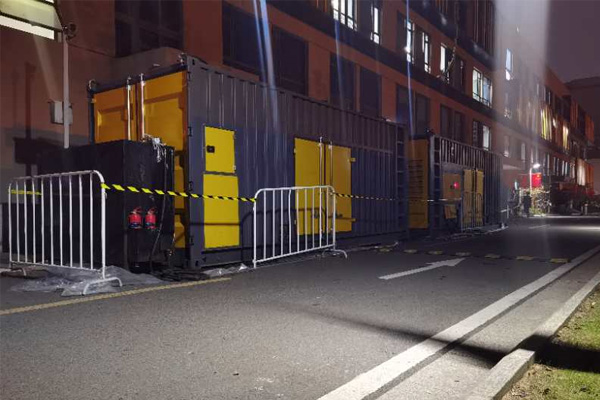 云城柴油发电机组的输出电压是如何调节的？