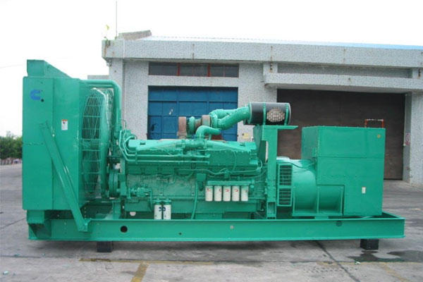 云城工厂发电机应急发电时如何更准确地检查发电机状态？